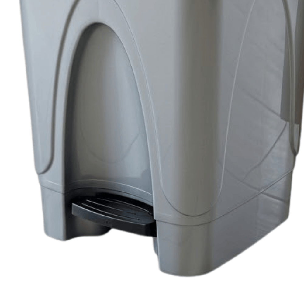Lixeira 65 Litros Com Pedal Prata Com Tampa Preta Injeplastec