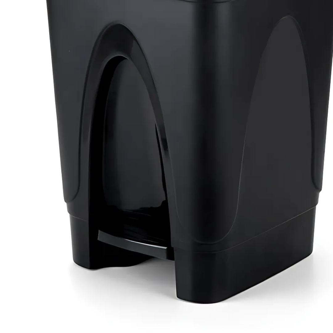 Lixeira 65 Litros Com Pedal Preta Injeplastec 161